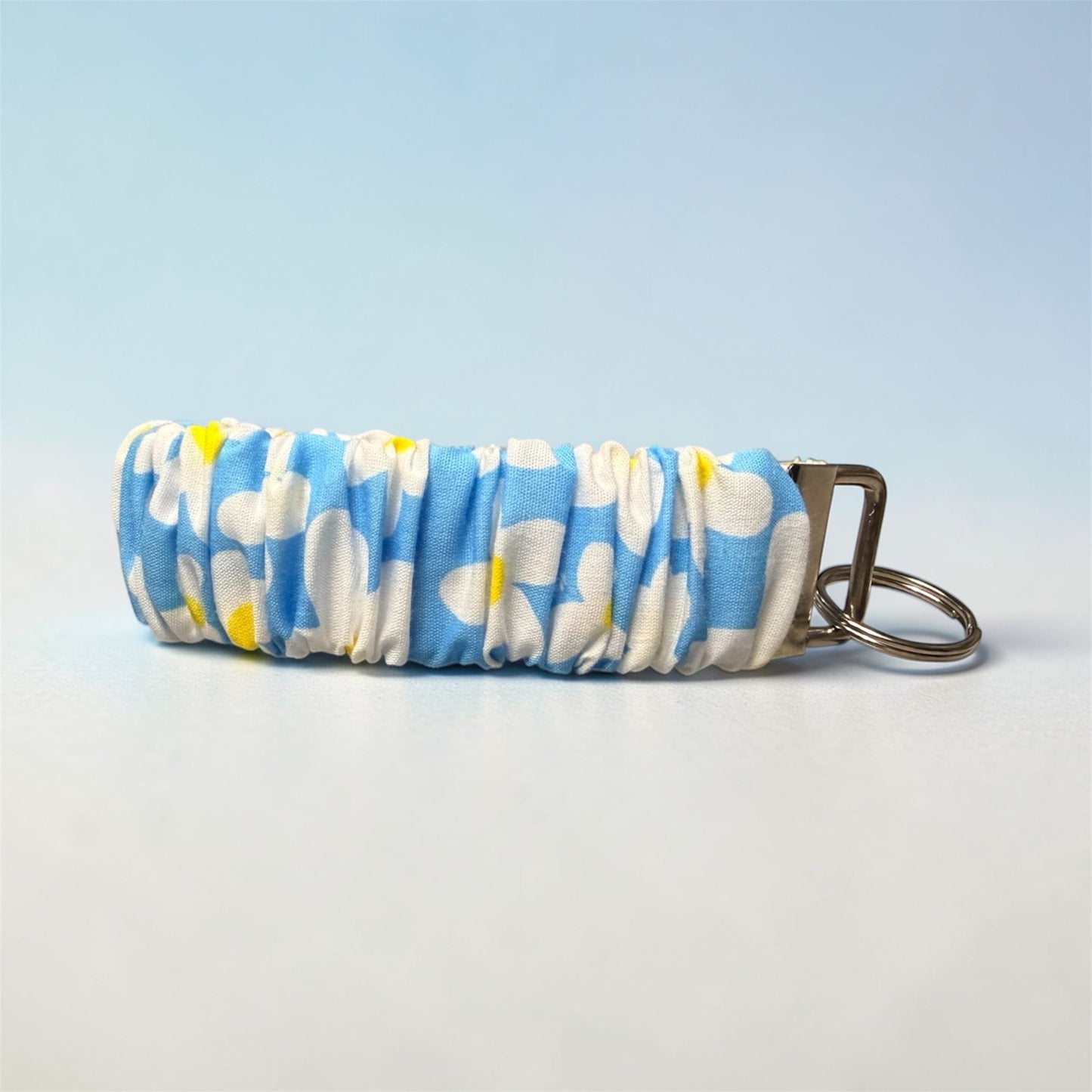 Bold Daisy – Floral Wristlet Keychain - Willow Shack Collective